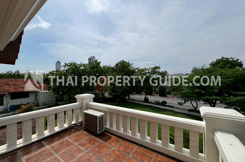 House with Shared Pool in Bangnatrad 